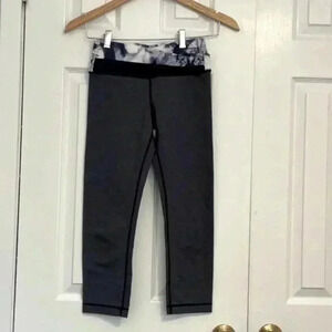 Lululemon Athletica Capri Yoga  Leggings in Size 2